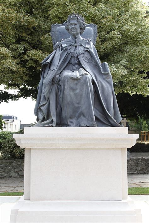 queen elizabeth ii memorial statue